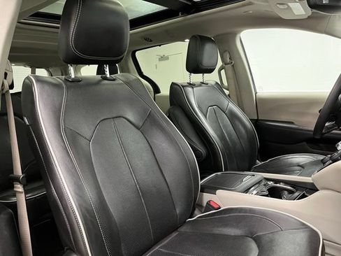 Used 2023 Chrysler Pacifica Limited FWD image 57