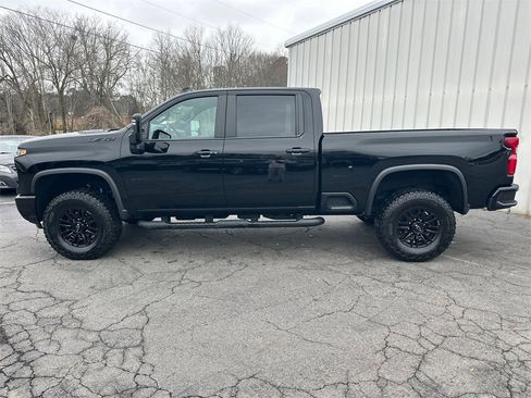 Used 2024 Chevrolet Silverado 2500 ZR2 w/ Technology Package image 9