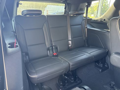 Certified 2024 GMC Yukon SLT w/ SLT Premium Package AWD/4WD image 15
