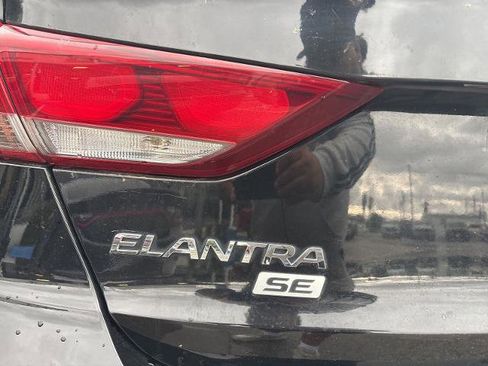Used 2017 Hyundai Elantra SE FWD image 5