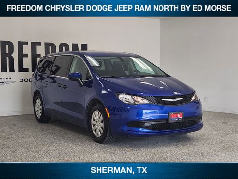 Used 2021 Chrysler Voyager L FWD image 2