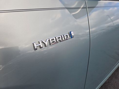 Used 2018 Toyota Prius Three image 21