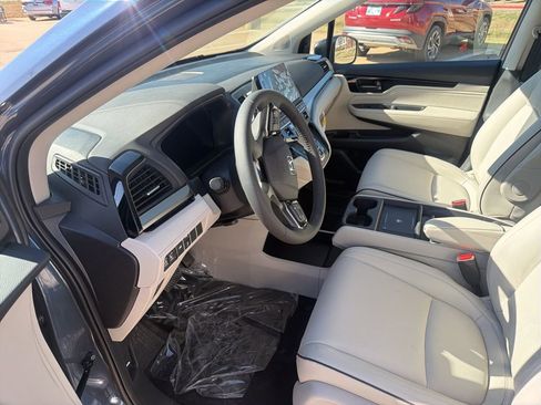New 2026 Honda Odyssey Touring image 7