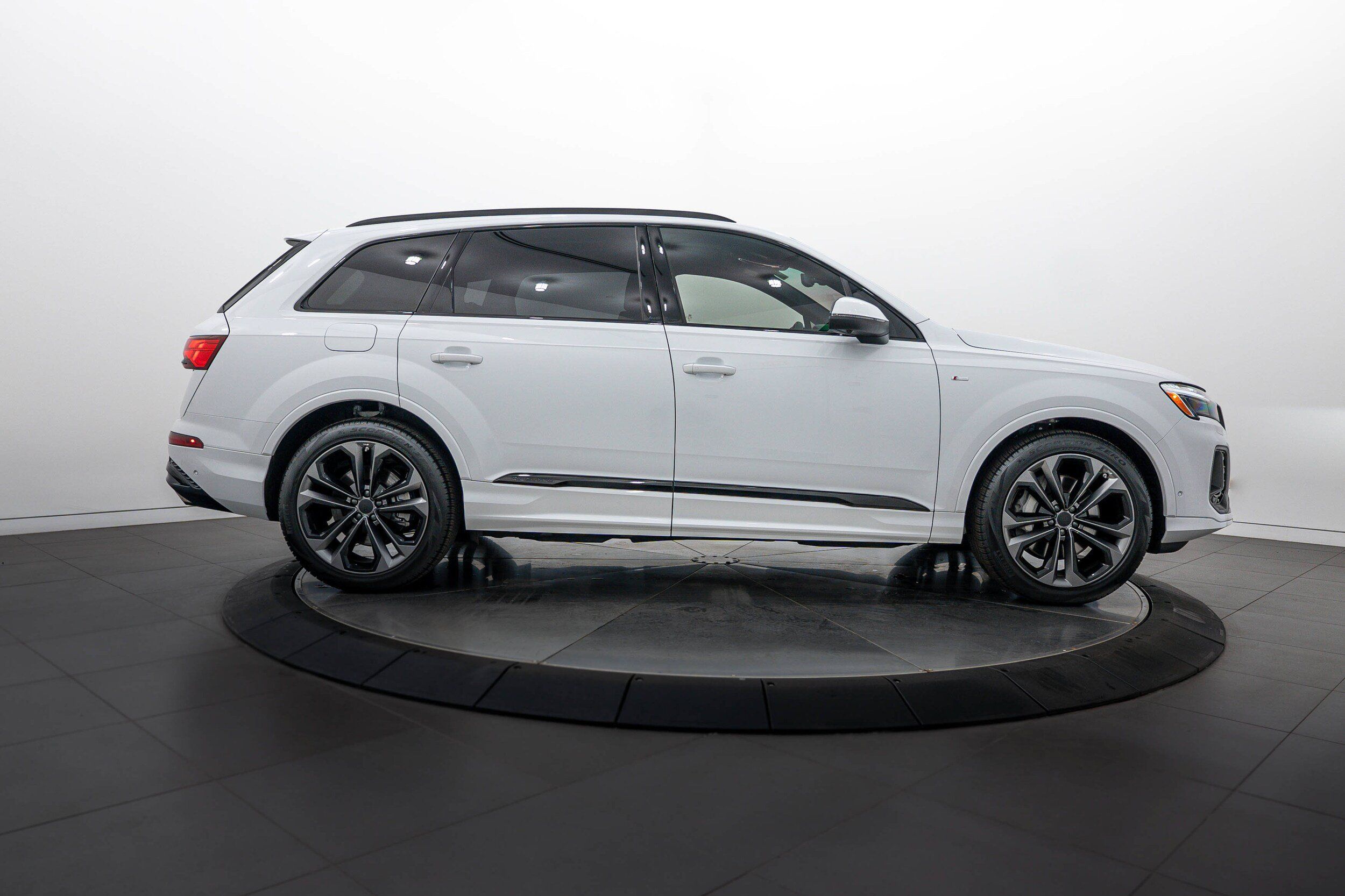 Certified 2026 Audi Q7 Premium Plus AWD/4WD image 3
