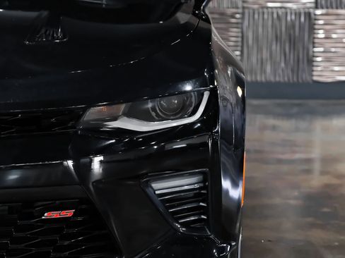 Used 2018 Chevrolet Camaro SS image 33