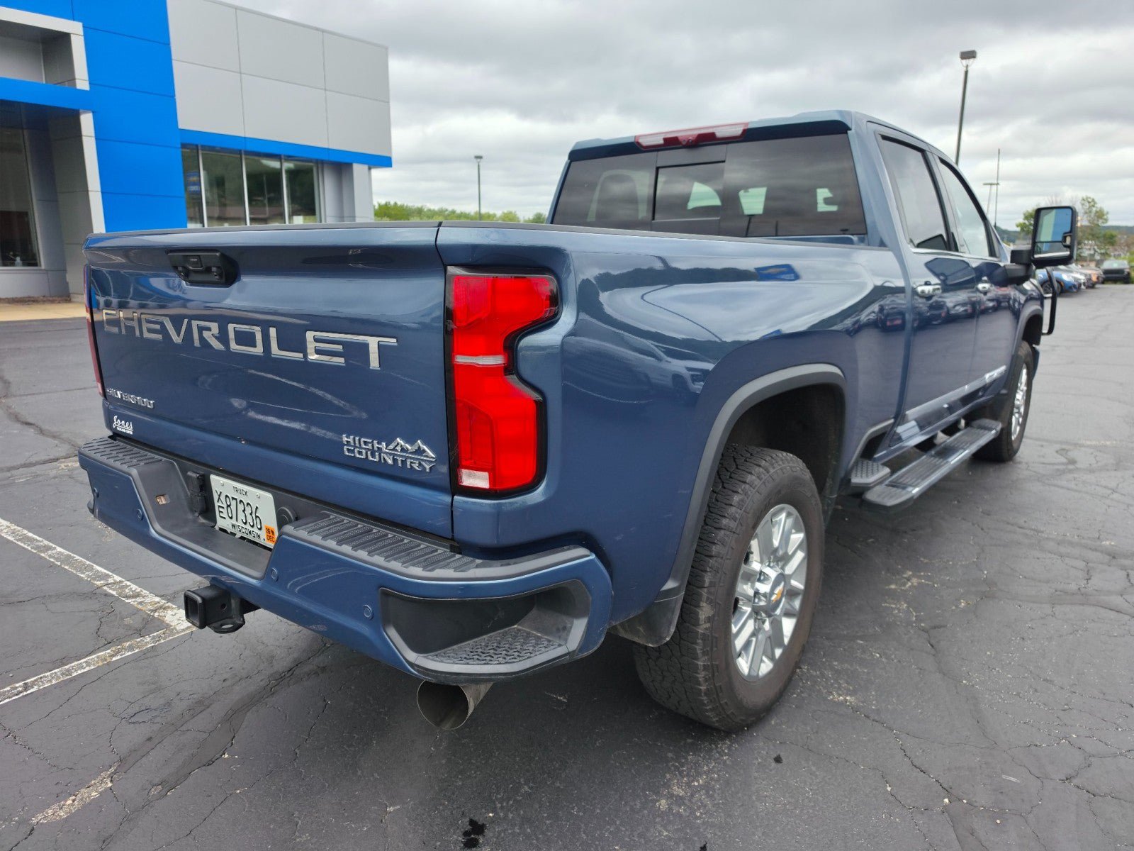 Used 2025 Chevrolet Silverado 2500 High Country w/ High Country Premium Package AWD/4WD image 5