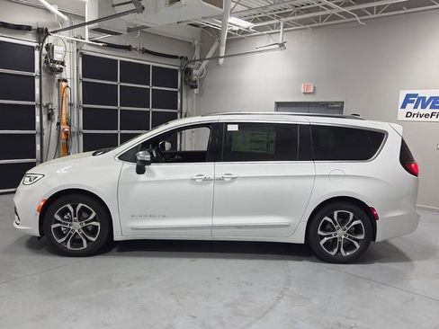New 2026 Chrysler Pacifica Pinnacle image 4