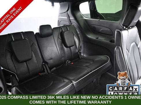 Used 2025 Chrysler Pacifica Limited FWD image 23