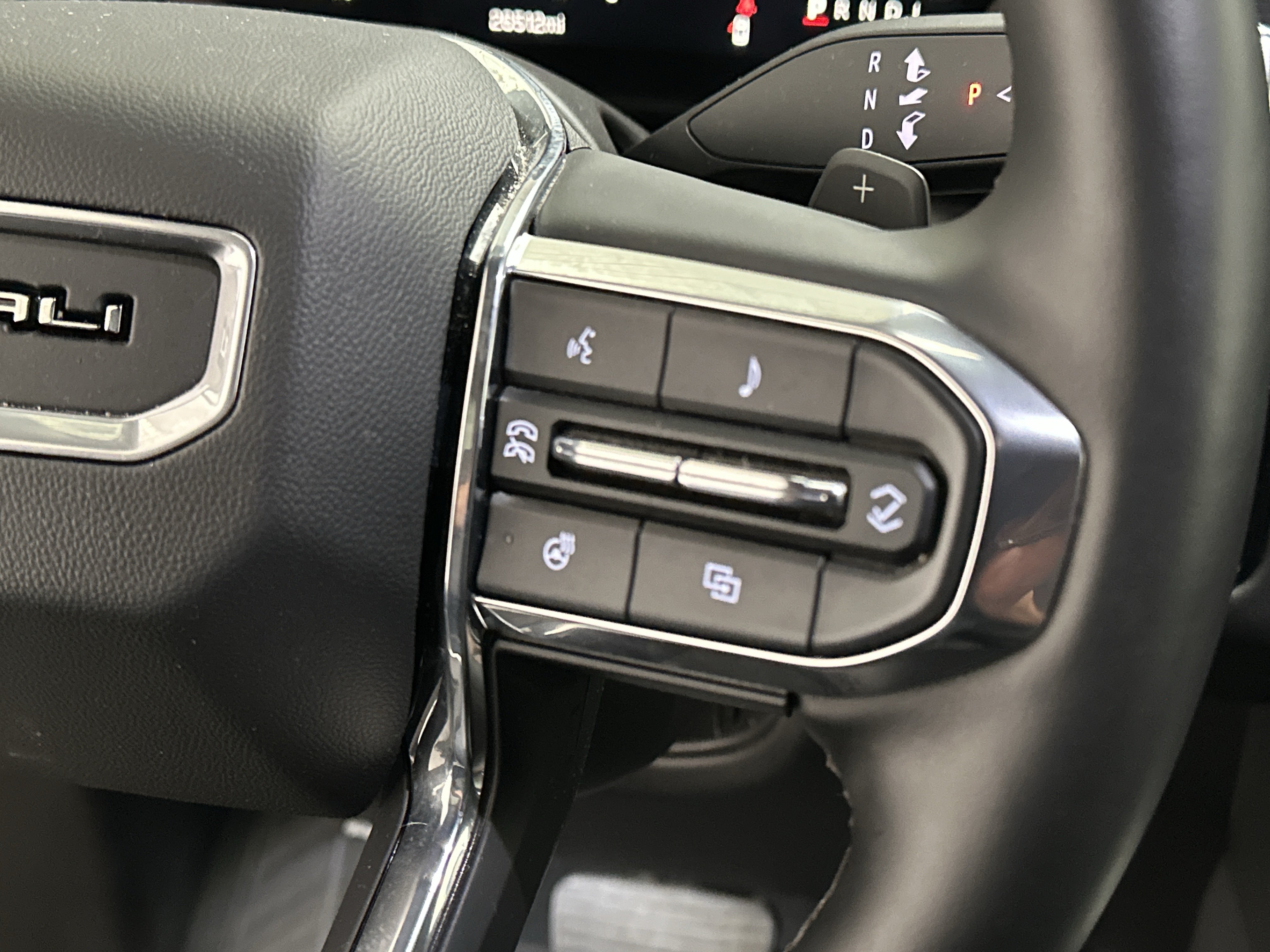 Used 2025 GMC Yukon XL Denali AWD/4WD image 34