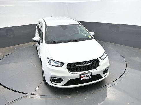 Used 2023 Chrysler Pacifica Touring-L FWD image 27