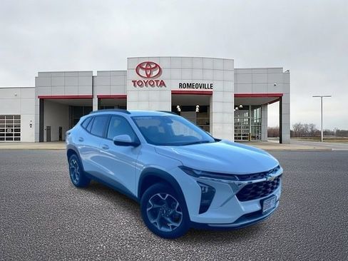 Used 2025 Chevrolet Trax LT FWD image 1