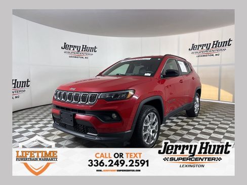 Used 2023 Jeep Compass Latitude image 1