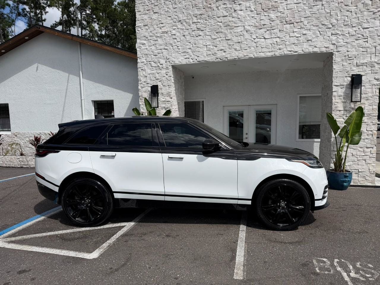 Used 2018 Land Rover Range Rover Velar R-Dynamic SE AWD/4WD image 17