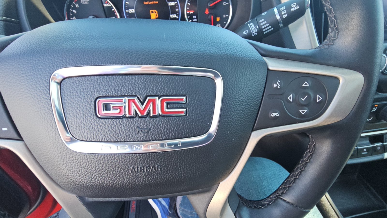 Used 2024 GMC Terrain Denali w/ Denali Premium Package AWD/4WD image 12