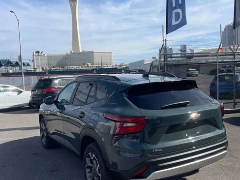 Used 2025 Chevrolet Trax LT image 4