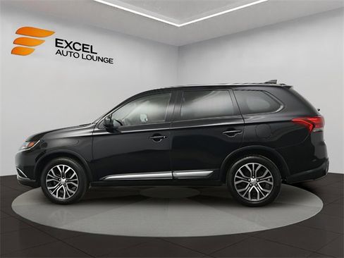 Used 2018 Mitsubishi Outlander SE image 2