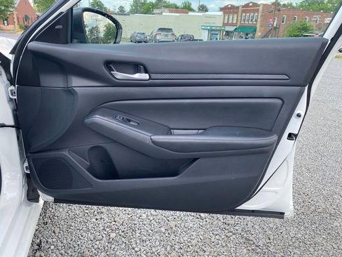 Used 2025 Nissan Altima 2.5 SV FWD image 21