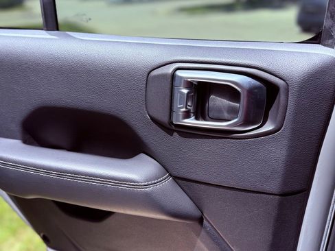 Used 2018 Jeep Wrangler Unlimited Sahara AWD/4WD image 26