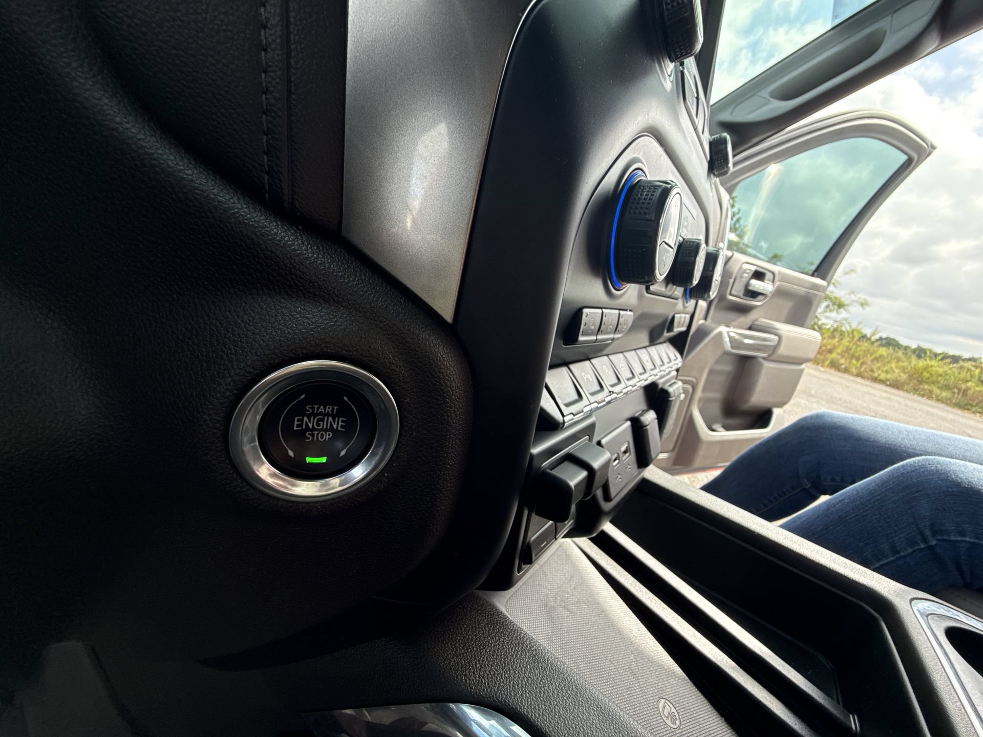 Certified 2019 Chevrolet Silverado 1500 LTZ AWD/4WD image 23