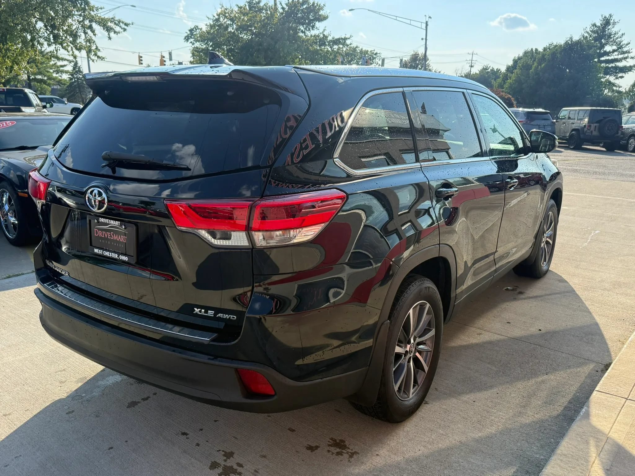 Used 2019 Toyota Highlander XLE AWD/4WD image 3