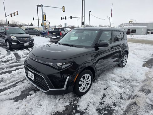 Used 2023 Kia Soul LX image 2