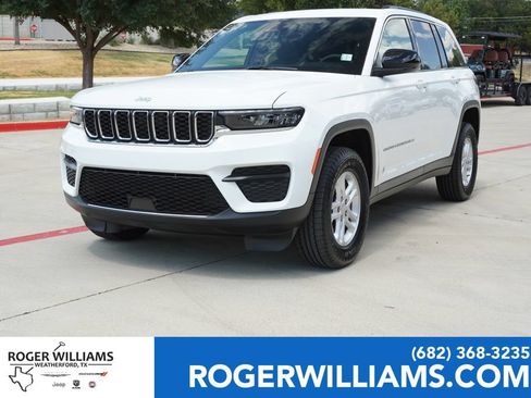 Used 2025 Jeep Grand Cherokee Laredo AWD/4WD image 1