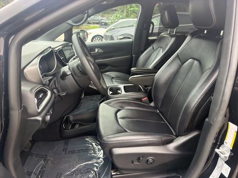 Used 2025 Chrysler Pacifica Select FWD image 10