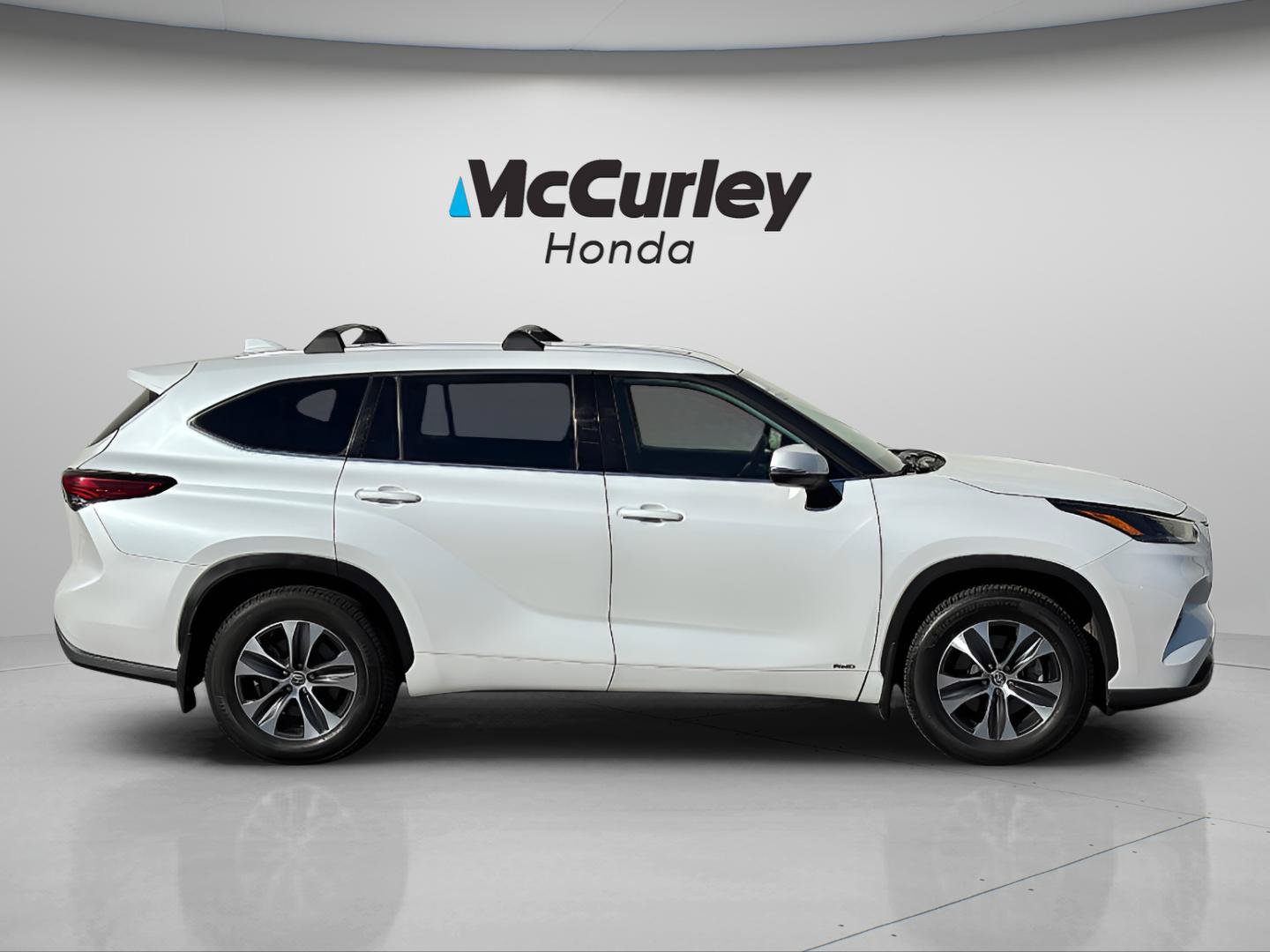 Used 2022 Toyota Highlander XLE AWD/4WD image 2