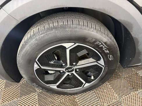 Certified 2024 Kia Niro EX FWD image 28