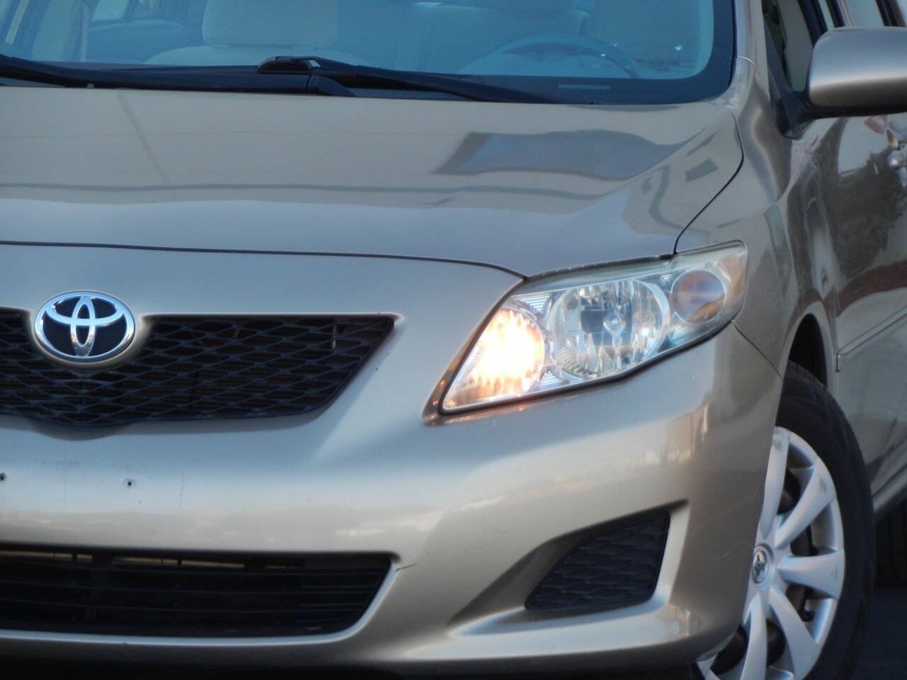 Used 2010 Toyota Corolla LE w/ All Weather Guard Pkg FWD image 5