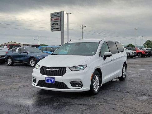 Used 2023 Chrysler Pacifica Touring-L FWD image 2