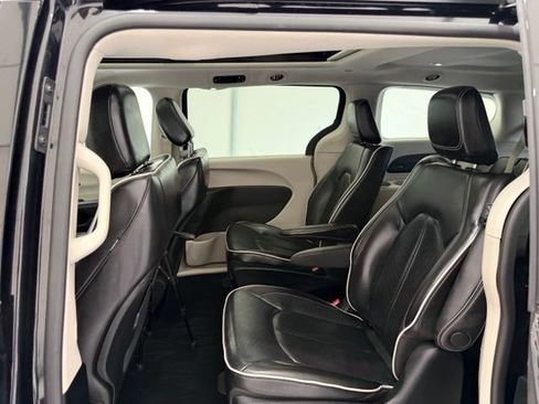 Used 2023 Chrysler Pacifica Limited FWD image 19
