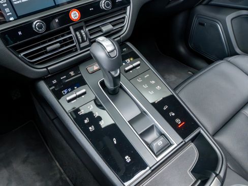 Certified 2025 Porsche Macan Turbo AWD/4WD image 27