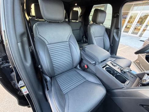 Used 2024 Land Rover Discovery Dynamic SE image 36