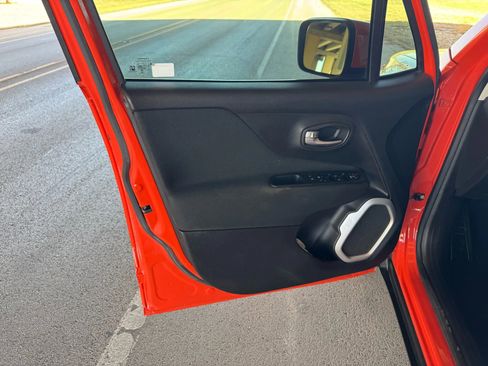 Used 2018 Jeep Renegade Latitude image 10