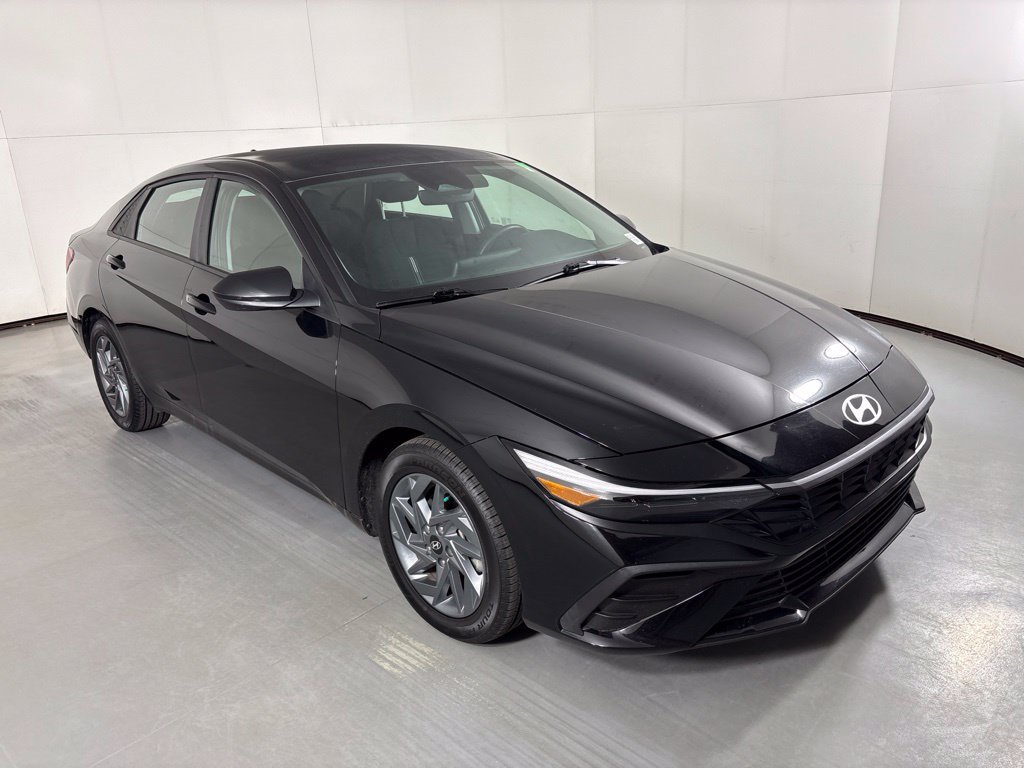Used 2024 Hyundai Elantra SEL FWD image 2