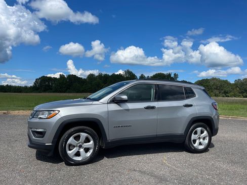 Used 2021 Jeep Compass Latitude FWD image 1