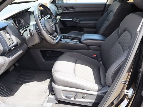 Used 2025 Nissan Pathfinder SV FWD image 16