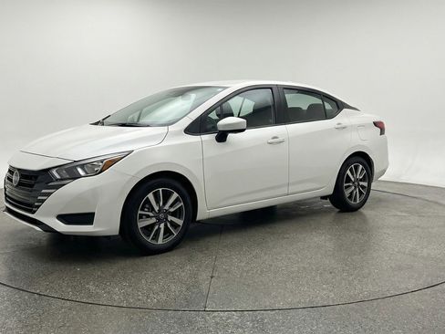 Used 2025 Nissan Versa SV image 3