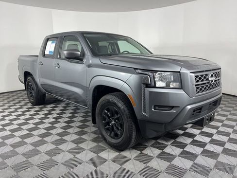 Used 2024 Nissan Frontier SV image 2