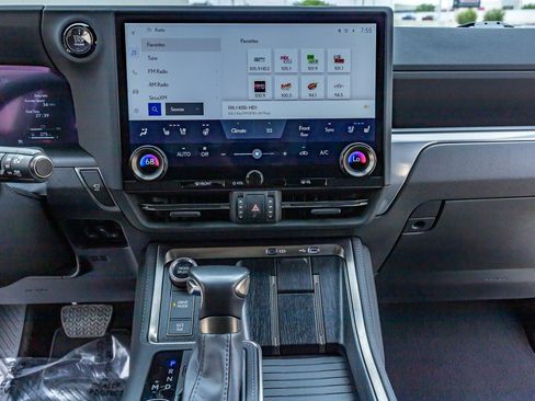 Used 2024 Lexus GX 550 w/ Accessory Package (Z1) AWD/4WD image 24