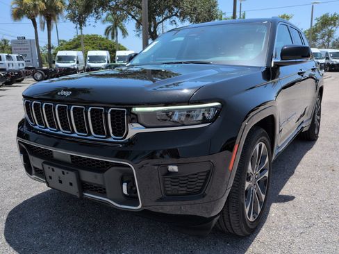 Used 2023 Jeep Grand Cherokee Overland w/ Luxury Tech Group IV AWD/4WD image 9