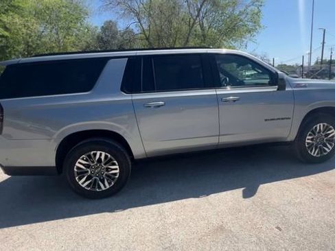 Used 2025 Chevrolet Suburban Z71 image 9