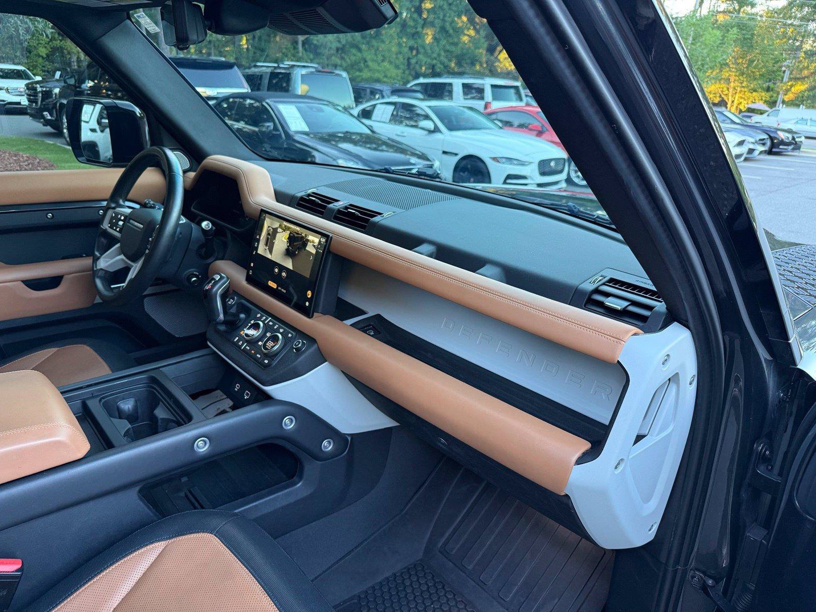 Used 2024 Land Rover Defender 130 X-Dynamic SE AWD/4WD image 27