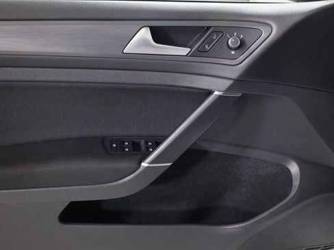 Used 2018 Volkswagen Golf S image 9