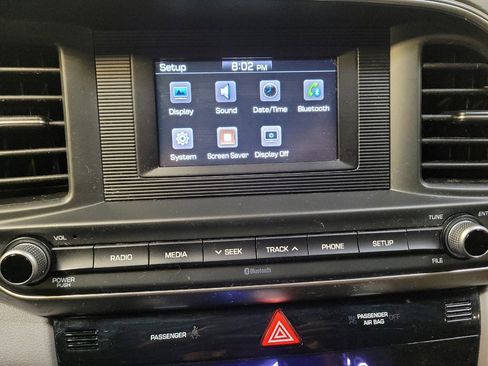 Used 2020 Hyundai Elantra SE FWD image 25