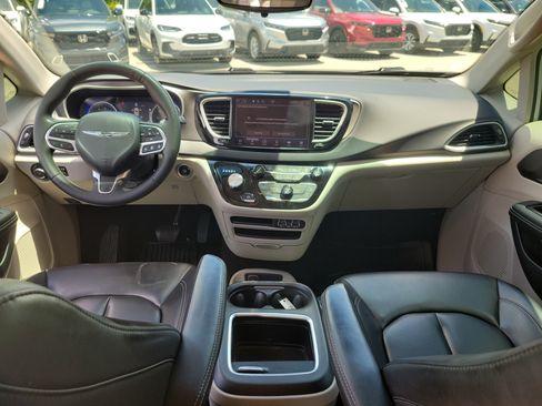 Used 2023 Chrysler Pacifica Touring-L FWD image 15