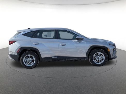 Used 2025 Hyundai Tucson SE image 4