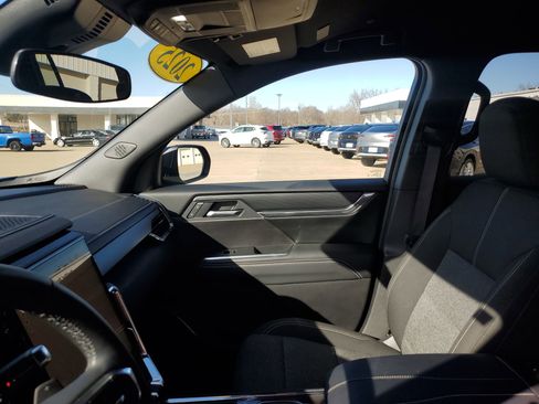 Used 2025 GMC Acadia Elevation image 27