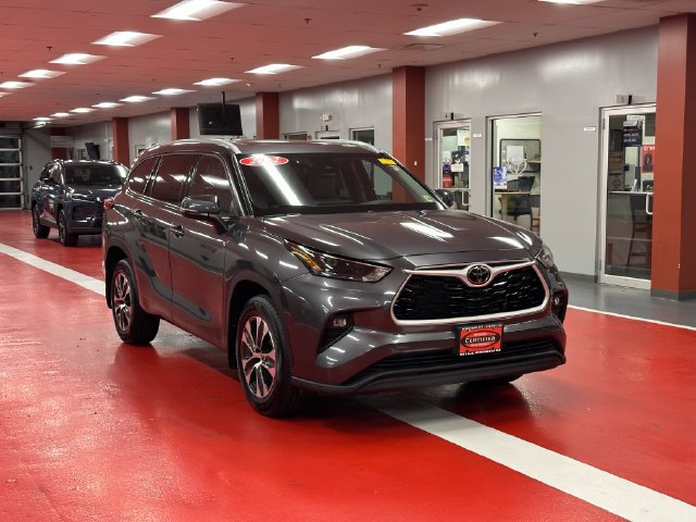 Used 2022 Toyota Highlander XLE AWD/4WD image 2
